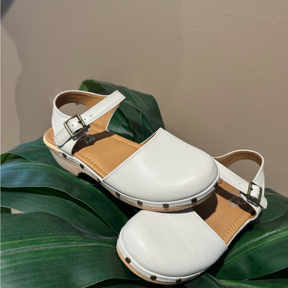 Cream little girl sandals